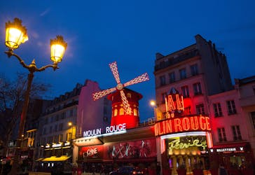 Tour della città illuminata e spettacolo al Moulin Rouge